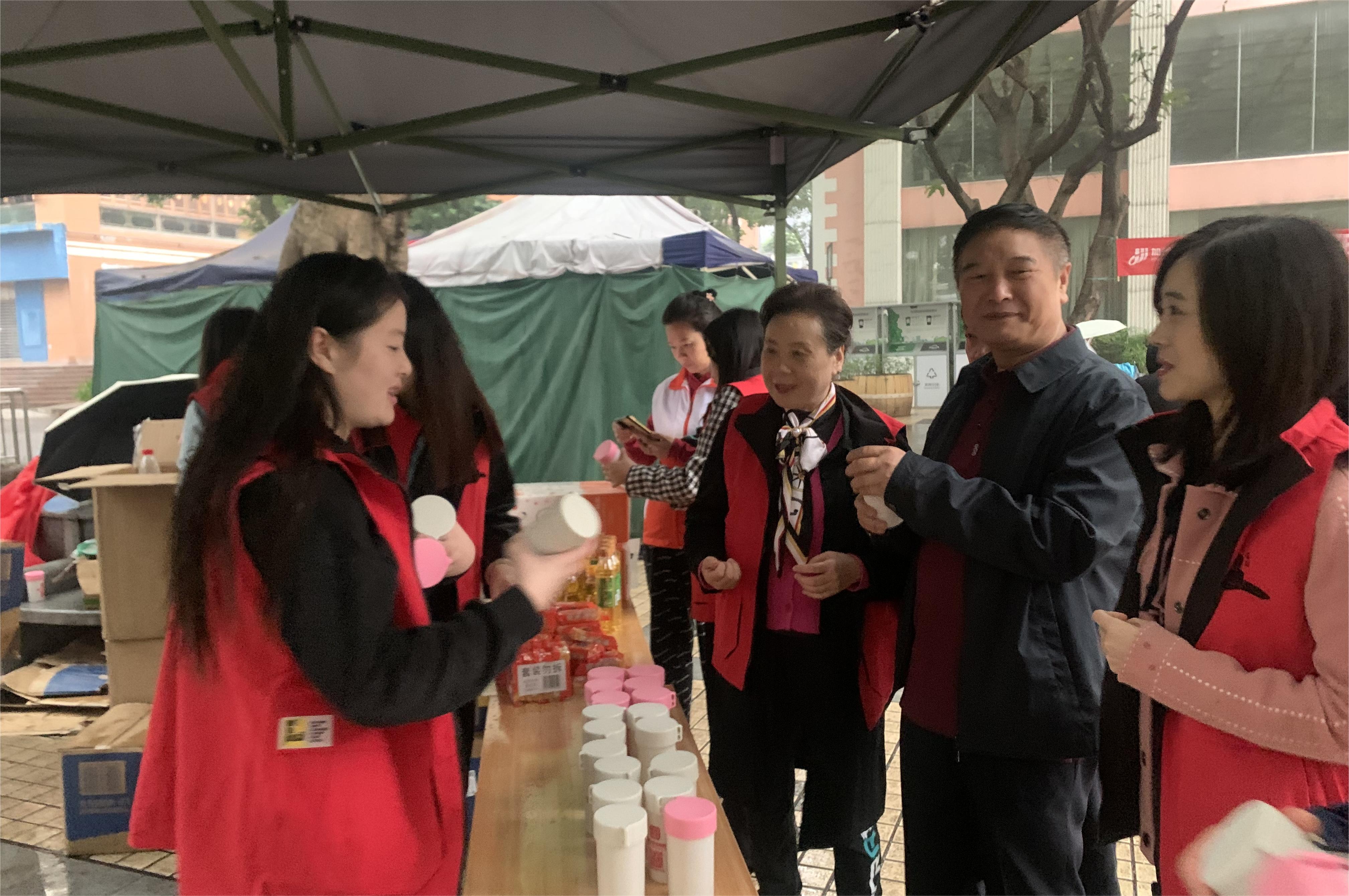 龙溪商会联合党支部走进安家嘴社区开展便民服务(图3)